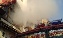 कपड़े की दुकान में आग से लाखों का नुकसान कपड़े की दुकान में आग से लाखों का नुकसान