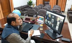 वीडियों काॅन्फ्रेन्सिंग में मंत्री सुरेश राणा ने अफसरों को लगाई फटकार वीडियों काॅन्फ्रेन्सिंग में मंत्री सुरेश राणा ने अफसरों को लगाई फटकार