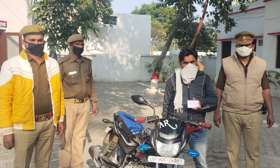 पुलिस ने अभियुक्त को धर दबोचा