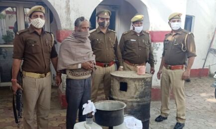 कच्ची शराब का एक निर्माता गिरफ्तार