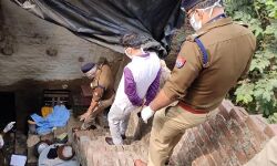 बाप-बेटे को दफनाने के लिए घर में खोदा गड्ढा