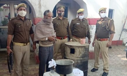 कच्ची शराब का एक निर्माता गिरफ्तार