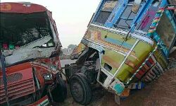 वोल्वो बस ट्राला से भिड़ी- 1 की मौत