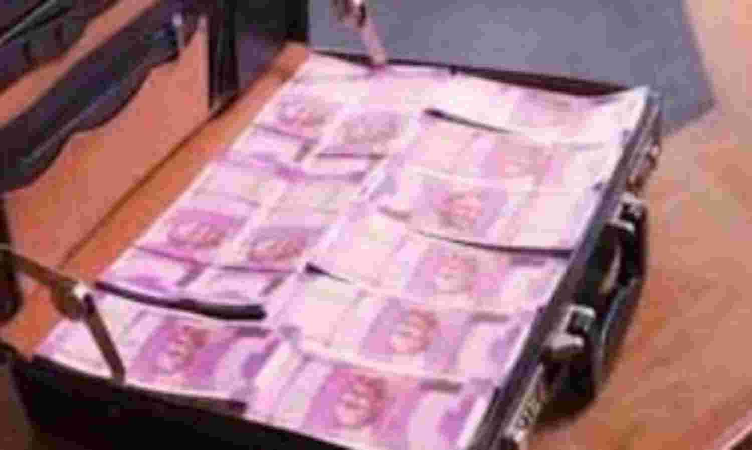 लाखों रूपये गबन करने वाला आरोपी गिरफ्तार