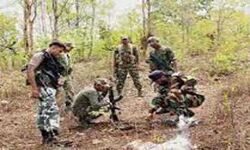 पुलिस मुठभेड़ में नक्सली कमांडर ढेर, दो ग्रामीण की मौत पुलिस मुठभेड़ में नक्सली कमांडर ढेर, दो ग्रामीण की मौत