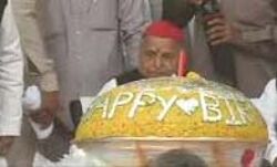मुलायम के जन्मदिन पर कटा पांच किलो का केक मुलायम के जन्मदिन पर कटा पांच किलो का केक