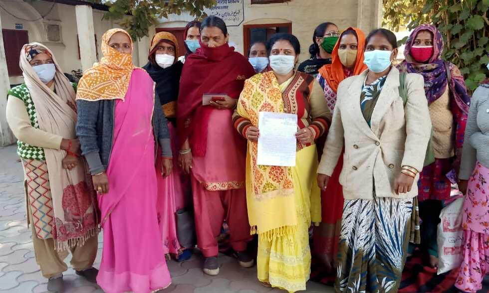 आंगनबाड़ी कार्यकत्रियों ने कलेक्ट्रेट में किया धरना प्रदर्शन