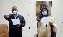 संविधान दिवस पर DM ने प्रशासनिक अधिकारियों को दिलाई शपथ