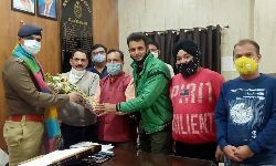 नकली फूड सप्लीमेंट के खुलासे पर SSP को किया सम्मानित नकली फूड सप्लीमेंट के खुलासे पर SSP को किया सम्मानित