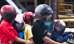 दुपहिया वाहनों के लिए हेलमेट जरूरी दुपहिया वाहनों के लिए हेलमेट जरूरी