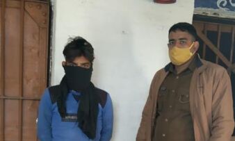 पुलिस ने लैपटाॅप के साथ चोर को किया गिरफ्तार पुलिस ने लैपटाॅप के साथ चोर को किया गिरफ्तार