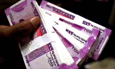 5 लाख रुपयों की रिश्वत लेते हुए रंगे हाथों पकड़ा गया अधिकारी