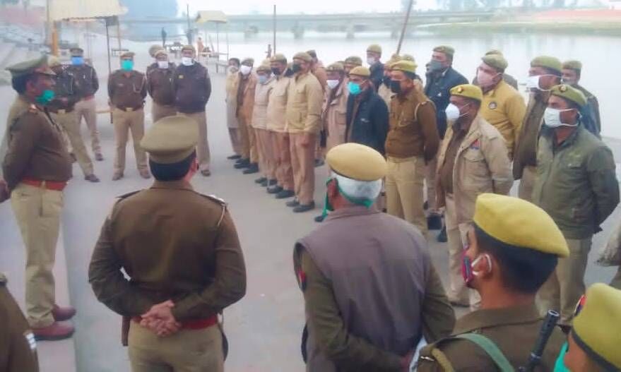 गंगा घाट पर थानाध्यक्ष ने पुलिस फोर्स को दिये आवश्यक दिशा-निर्देश
