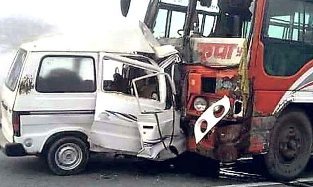 बस और वैन टक्कर से तीन की मौत