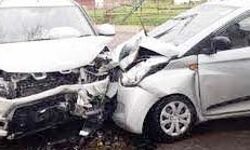 दो कारों की जोरदार टक्कर