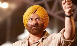 गदर 2 के सेट पर सनी देओल ने मनाई होली गदर 2 के सेट पर सनी देओल ने मनाई होली