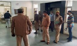 पुलिस ने कचहरी में सघन चेकिंग अभियान चलाकर की जांच पडताल