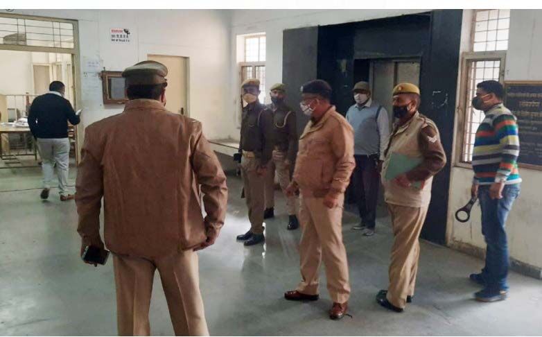 पुलिस ने कचहरी में सघन चेकिंग अभियान चलाकर की जांच पडताल