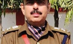 कप्तान की गाड़ी पर पलटा ट्रक, बचे बाल-बाल