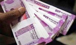 एक लाख रुपए की रिश्वत लेते हुए तीन अधिकारी गिरफ्तार