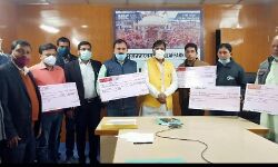 वीडियों काॅन्फ्रेसिंग के माध्यम से सीएम ने लाभार्थियो को बाँटे चैक व ओडीपी किट