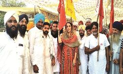 किसानों के धरने पर आई अभिनेत्री का मोबाइल चोरी