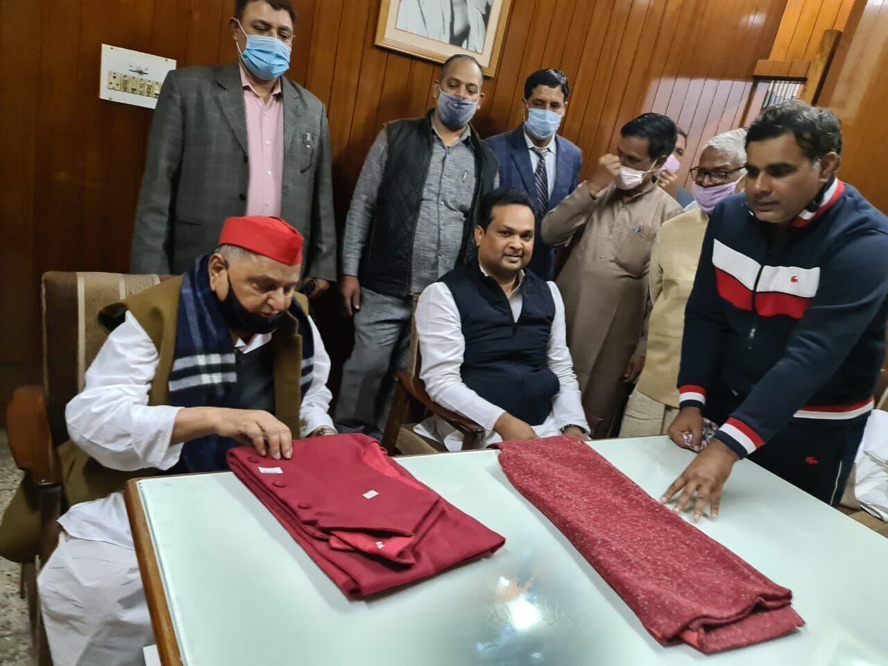 मुलायम सिंह पहुंचे गांधी आश्रम- खादी की खरीददारी मुलायम सिंह पहुंचे गांधी आश्रम- खादी की खरीददारी