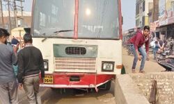 शामली: यात्रियों पर चढ़ी रोडवेज बस