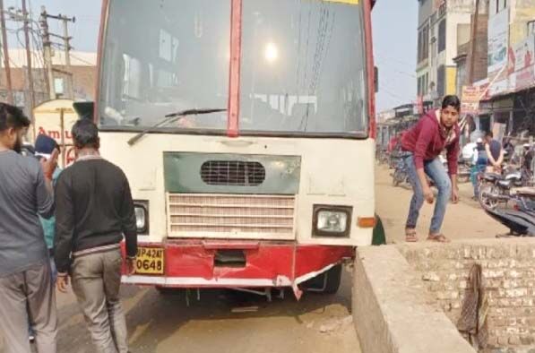 शामली: यात्रियों पर चढ़ी रोडवेज बस शामली: यात्रियों पर चढ़ी रोडवेज बस