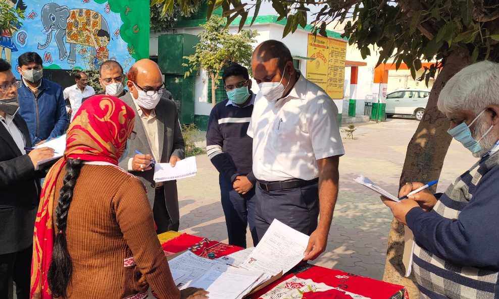 मंड़लायुक्त ने मतदान बूथों का निरीक्षण कर जाना हाल- दिए दिशा निर्देश
