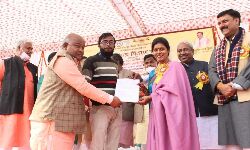 मंत्री ने अध्यापकों को दिए नियुक्ति पत्र- शिक्षा हेतु किया प्रेरित मंत्री ने अध्यापकों को दिए नियुक्ति पत्र- शिक्षा हेतु किया प्रेरित