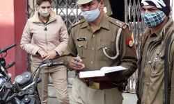 बैंकों के पास चला पुलिस का चेकिंग अभियान बैंकों के पास चला पुलिस का चेकिंग अभियान