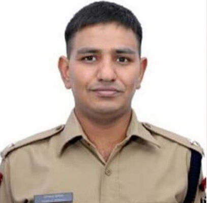 पुलिस ने UP के IPS अफसर को बनाया 50 हजार का इनामी