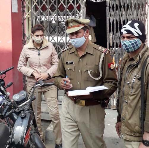 बैंकों के पास चला पुलिस का चेकिंग अभियान