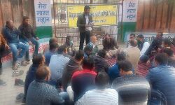 किसानों के समर्थन में उतरे बिजलीकर्मियों ने प्रदर्शन कर दिया धरना