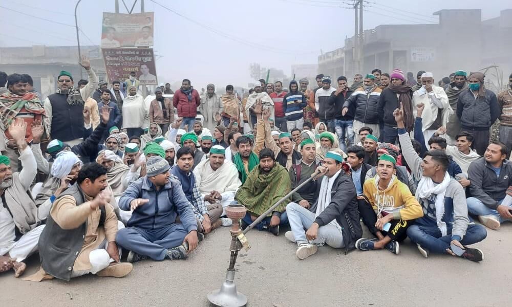 कृषि कानूनों के विरोध में किसानों समेत सड़क पर उतरे पार्टियों के कार्यकर्ता