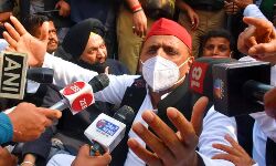 सड़क पर संघर्ष करने फिर लौट आये अखिलेश यादव सड़क पर संघर्ष करने फिर लौट आये अखिलेश यादव