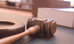 दुकानदार से लाखों की लूट के आरोपी को जुर्मानें के साथ मिली सात साल की सजा दुकानदार से लाखों की लूट के आरोपी को जुर्मानें के साथ मिली सात साल की सजा