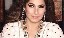 पठान में जासूस का किरदार निभायेंगी डिंपल कपाड़िया