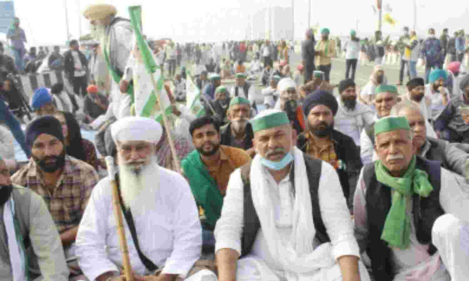 रेड लाइट पर धरना दे रहे किसानों के खिलाफ FIR दर्ज