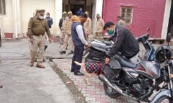 कचहरी की सुरक्षा के लिए पुलिस ने चलाया चैकिंग अभियान