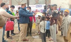 झुग्गी-झोपड़ियों में रहने वाले गरीबों की कोतवाल ने ली सुध