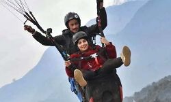 फिल्म अभिनेत्री ने उठाया पैराग्लाइडिंग का लुत्फ, देखें Photo फिल्म अभिनेत्री ने उठाया पैराग्लाइडिंग का लुत्फ, देखें Photo