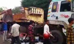 सड़क हादसे में एक बाराती व वैन चालक की मृत्यु, छह घायल सड़क हादसे में एक बाराती व वैन चालक की मृत्यु, छह घायल