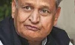 गहलोत अपनी चतुराई में फंसे
