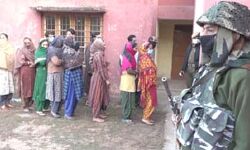 डीडीसी चुनाव- कड़कड़ाती ठंड में मतदाताओं का जोश डीडीसी चुनाव- कड़कड़ाती ठंड में मतदाताओं का जोश