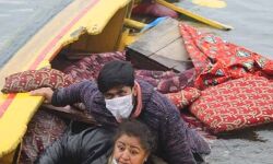 चुनावी रैली के दौरान डल झील में डूबी BJP नेताओं की नाव चुनावी रैली के दौरान डल झील में डूबी BJP नेताओं की नाव