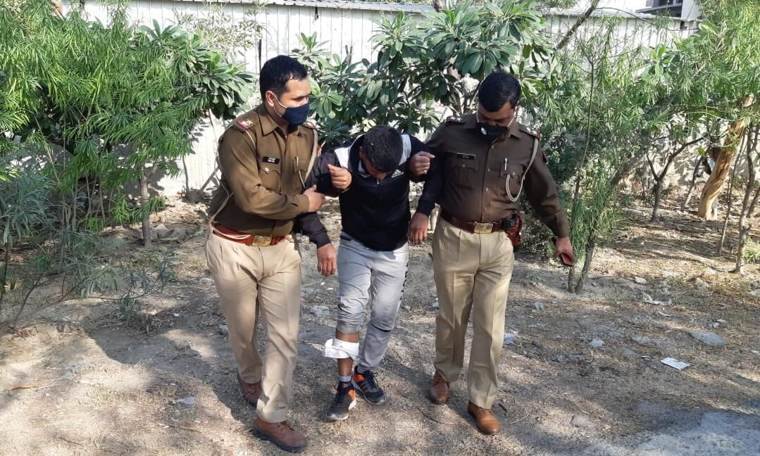 पुलिस मुठभेड़ में बाल अपचारी समेत दो गिरफ्तार