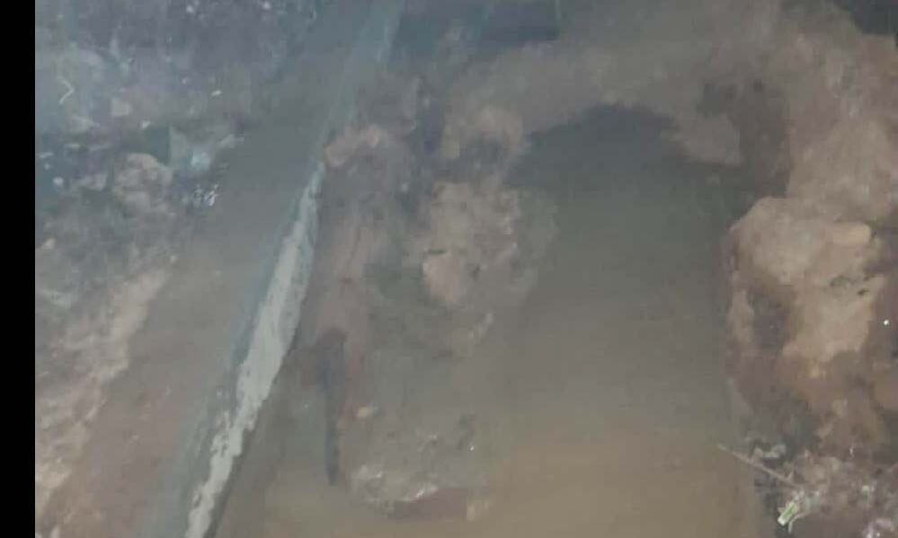 गैस पाइप के प्रेशर से सड़क फटने से ग्रामीणो का हंगामा