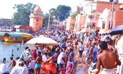 मंदाकिनी में दो लाख ने लगायी आस्था की डुबकी मंदाकिनी में दो लाख ने लगायी आस्था की डुबकी